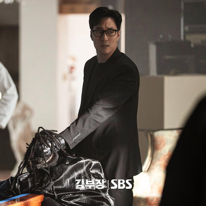 So Ji Sub trở lại với vai Kim Do Hyun trong Đặc Vụ Kim Tái Khởi Động sau khoảng thời gian dài vắng bóng.