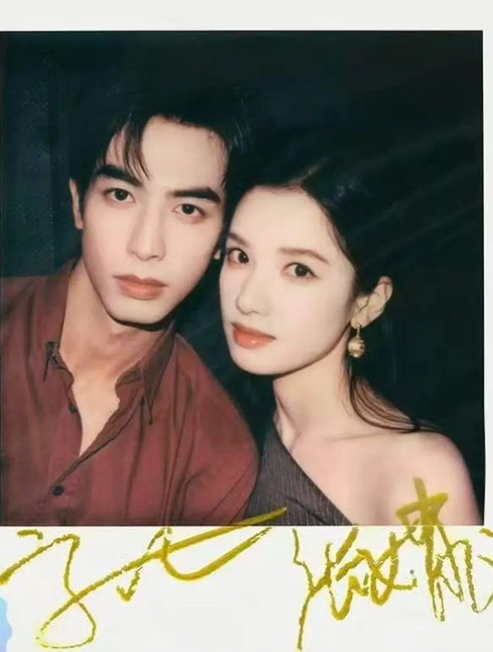 Bộ ảnh ngọt ngào của Tống Uy Long và Trương Tịnh Nghi khiến cộng đồng mạng 'đứng ngồi không yên'.