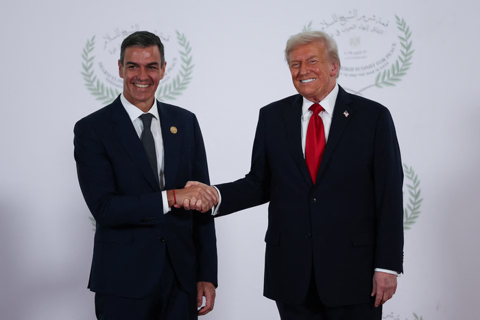 Thủ tướng Tây Ban Nha Pedro Sanchez và Tổng thống Mỹ Donald Trump. (Ảnh: Reuters)
