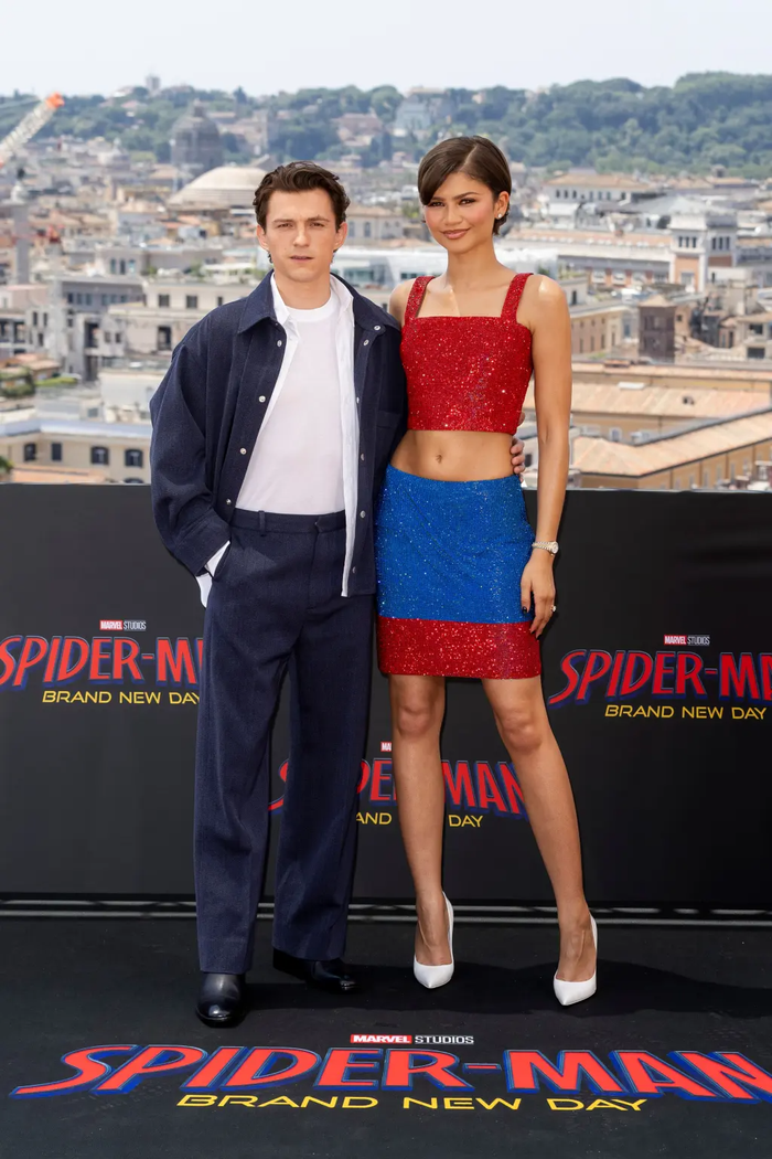Tom Holland và Zendaya công khai hẹn hò vào năm 2021 sau khi quen biết từ phim trường Spider-Man: Homecoming năm 2016.