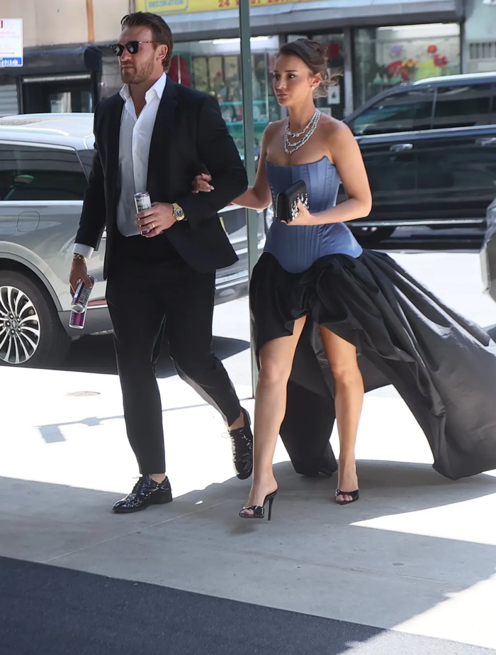 Hình ảnh cặp đôi tham dự lễ cưới Taylor Swift trước đó.