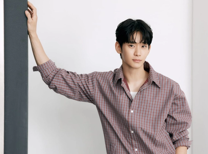 Kim Soo Hyun xuất hiện trở lại sau ồn ào.