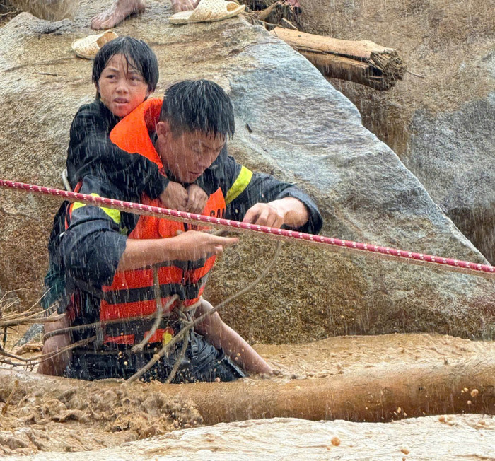 Đoàn viên thanh niên Phòng Cảnh sát phòng cháy, chữa cháy và cứu nạn, cứu hộ tại xã Mường Than. Ảnh: Công an tỉnh Lai Châu