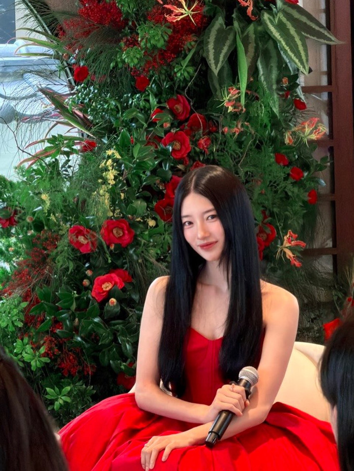 Suzy khoe nhan sắc nổi bật với váy đỏ quyến rũ. (Nguồn: Instagram nhân vật)