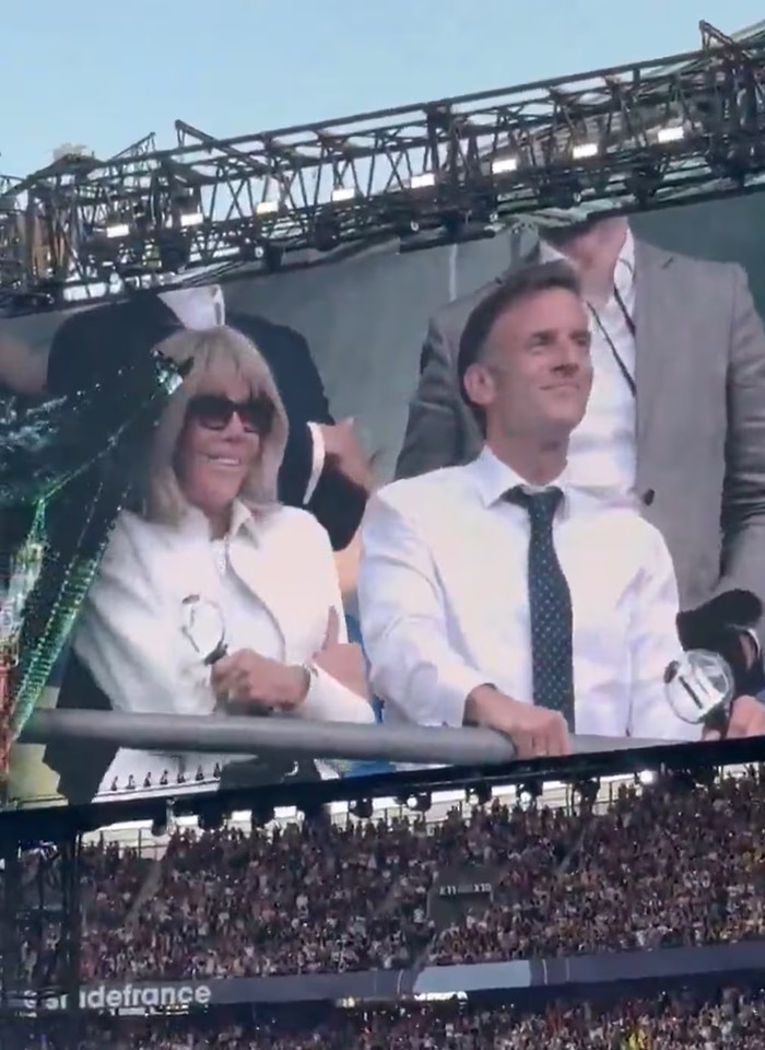 Tổng thống Macron và phu nhân xem buổi hòa nhạc của nhóm nhạc BTS tại sân vận động Stade de France ở Saint-Denis, gần Paris, vào ngày 17 (giờ địa phương). (Ảnh: X)&nbsp;