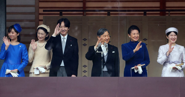Hoàng gia Nhật Bản vẫy tay chào những người chúc mừng tại Cung điện Hoàng gia ở Tokyo nhân dịp sinh nhật của Hoàng đế Naruhito, ngày 23 tháng 2 năm 2024. Từ trái sang phải là Công chúa Kako, Thái tử phi Kiko, Thái tử Akishino (Fumihito), Hoàng đế Naruhito, Hoàng hậu Masako và Công chúa Aiko. (Mainichi/Kenji Ikai)