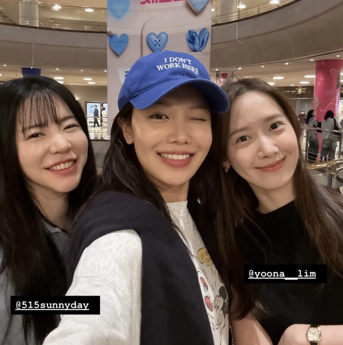 YoonA, Sooyoung và Sunny hội ngộ cổ vũ Tiffany Ảnh 1