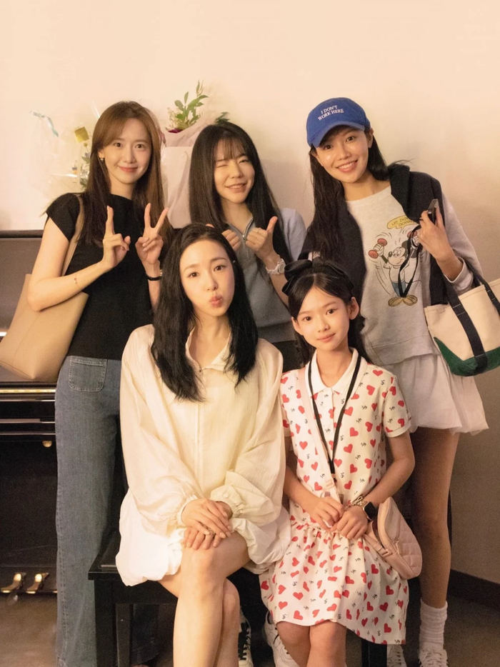 YoonA, Sooyoung và Sunny hội ngộ cổ vũ Tiffany Ảnh 2
