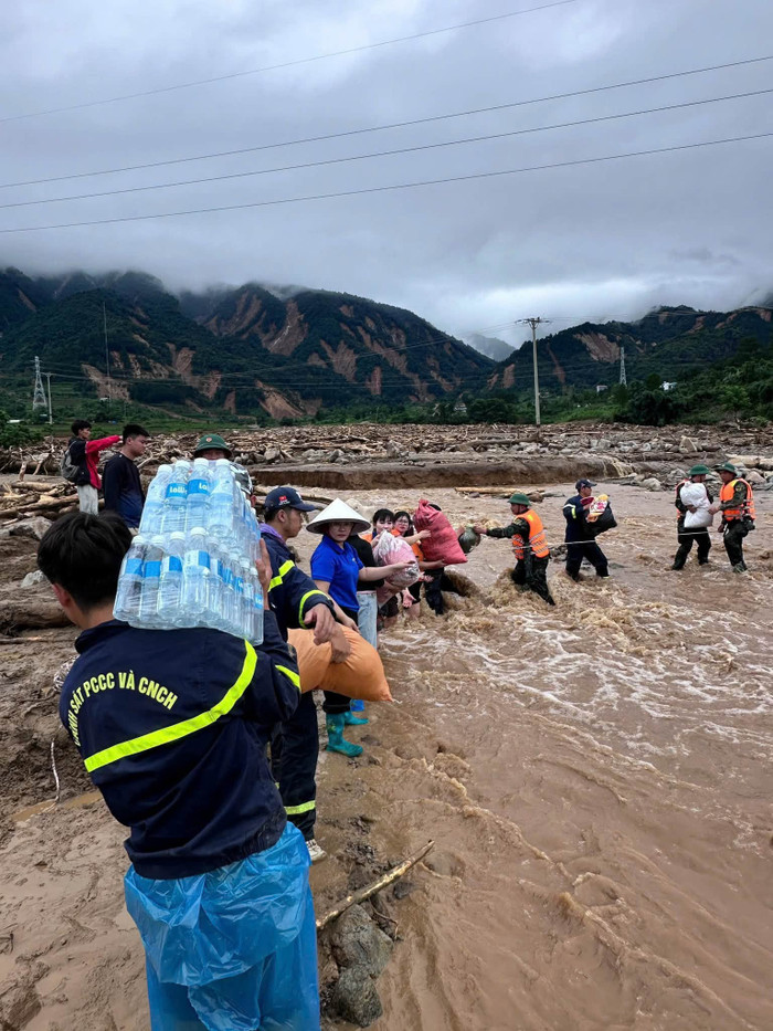 Lực lượng chức năng vận chuyển nhu yếu phẩm thiết yếu đến với người dân. Ảnh: Công an tỉnh Lai Châu&nbsp;