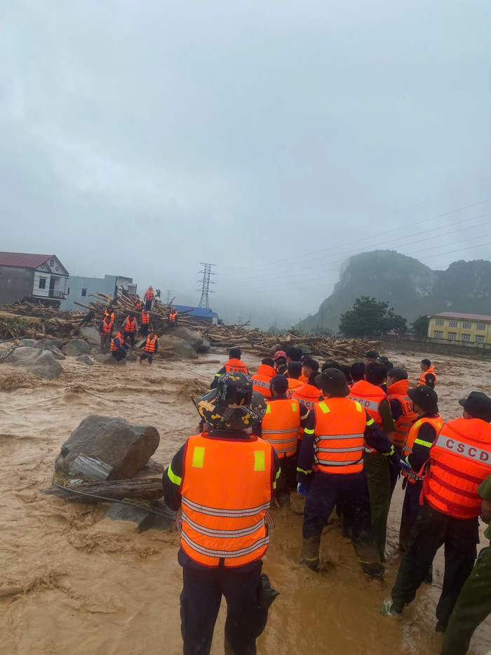 Lực lượng chức năng tham gia khắc phục hậu quả mưa lũ ở Mường Than. Ảnh: Công an tỉnh Lai Châu