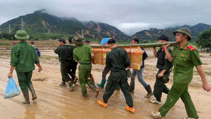 Cảnh sát cơ động vượt lũ, hỗ trợ gia đình nạn nhân hoàn tất hậu sự tại Mường Than. Ảnh: Công an tỉnh Lai Châu