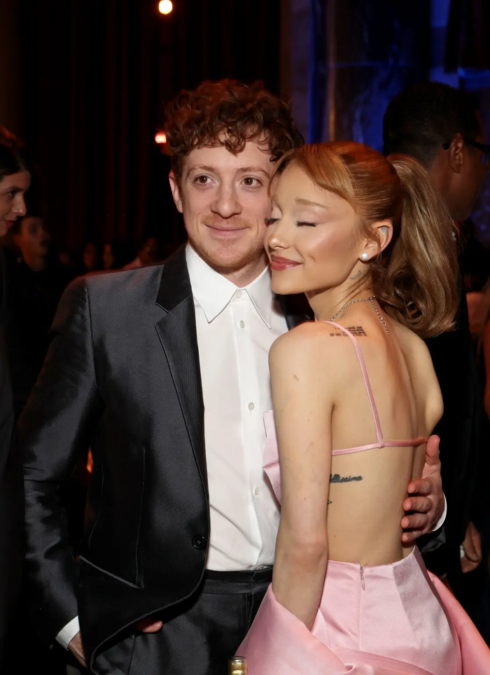 Ariana Grande chia tay Ethan Slater sau 3 năm gắn bó nhưng vẫn giữ tình bạn, sự tôn trọng cho nhau.