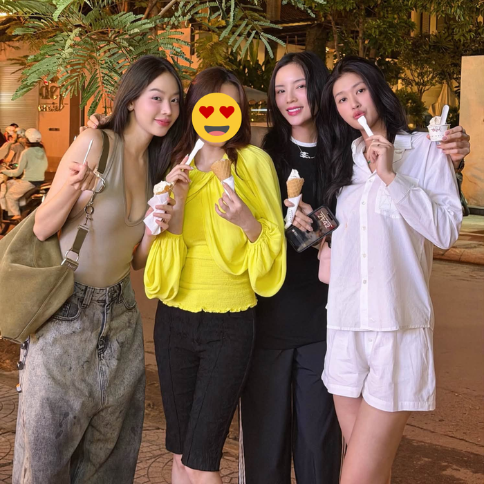 Kỳ Duyên - Đoàn Thiên Ân và Thanh Thủy thoải mái để mặt mộc, ăn diện trẻ trung khi gặp nhau trong cuộc sống đời thường. Ảnh: FBNV