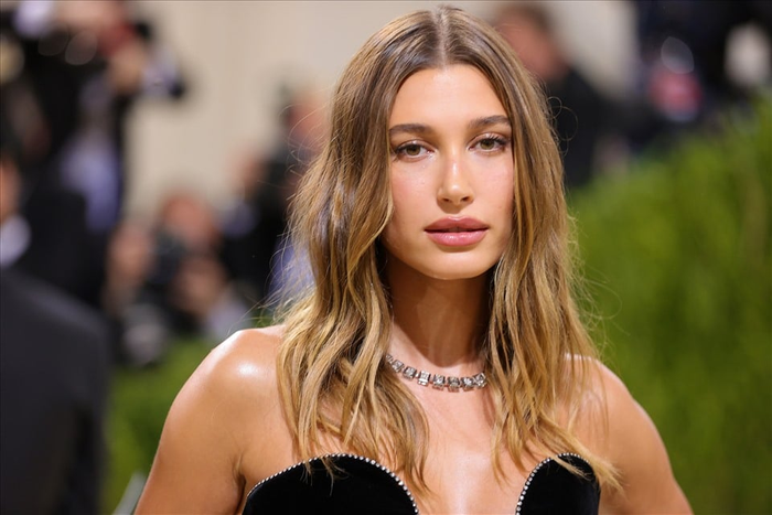 Hailey Bieber dành thời gian cho phương pháp chăm sóc sức khỏe massage dẫn lưu bạch huyết.&nbsp;