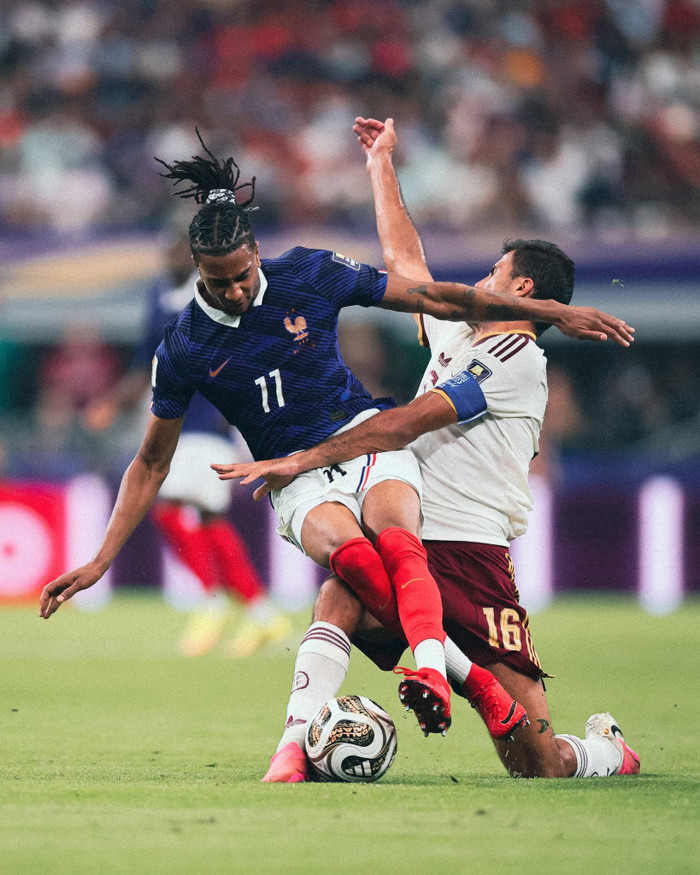 Rodri khoá chặt Olise của Pháp. Ảnh: FIFA