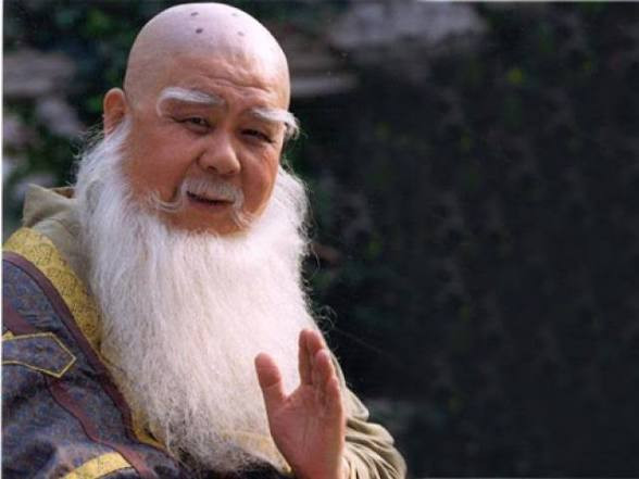 Là tuyệt học nội công nổi tiếng của Thiếu Lâm Tự, Dịch Cân Kinh nhiều lần xuất hiện trong các tác phẩm của Kim Dung. Môn võ này không thiên về chiêu thức mà nổi bật nhờ khả năng cải tạo kinh mạch, tăng cường nội lực và hỗ trợ người luyện vượt qua thương tổn. Nhiều nhân vật như Du Thản Chi hay Lệnh Hồ Xung đều từng hưởng lợi từ Dịch Cân Kinh, qua đó khẳng định vị trí quan trọng của bộ nội công này trong hệ thống võ học Kim Dung.