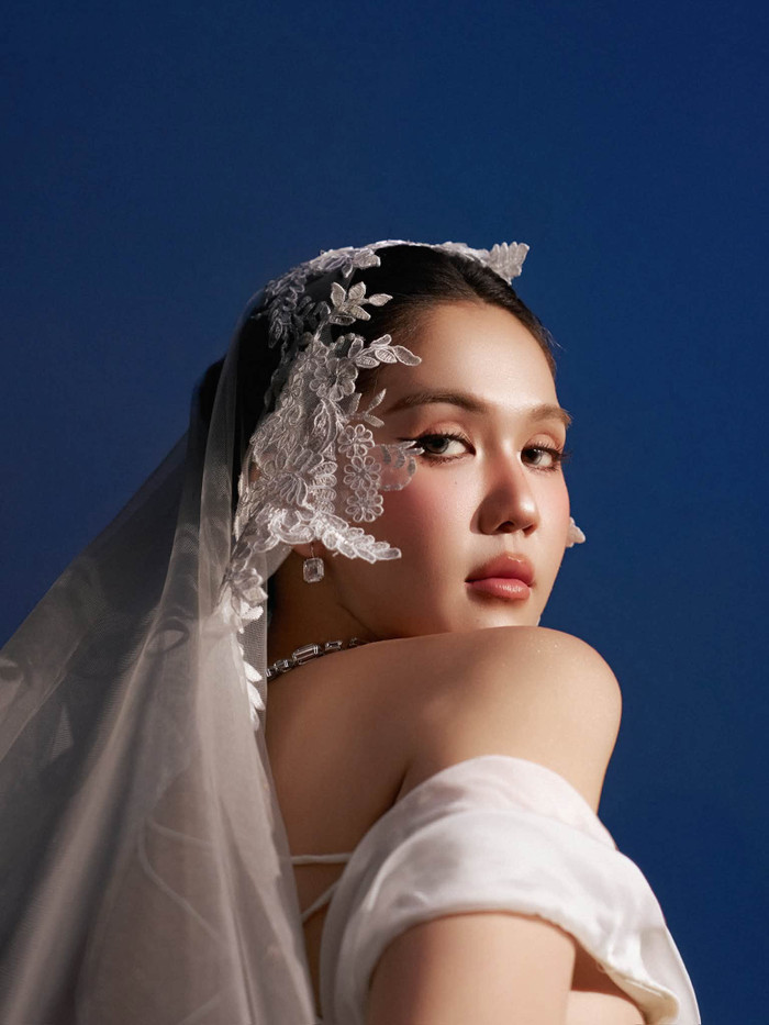 Ngọc Trinh ghi điểm với tạo hình cô dâu hiện đại, quyến rũ và cuốn hút. (Nguồn: FBNV)
