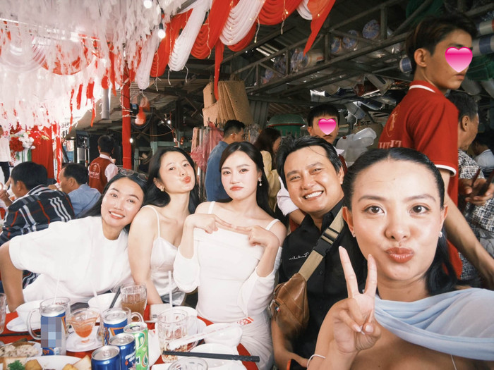 Ninh Dương Lan Ngọc hội ngộ những người bạn từng học chung.
