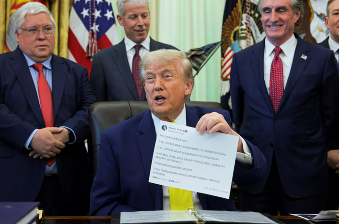 Tổng thống Mỹ Donald Trump giơ bản in bài đăng trên Truth Social của mình khi ông phát biểu trước các phóng viên tại Phòng Bầu dục ở Nhà Trắng tại Washington, DC, Mỹ. Ảnh: Reuters