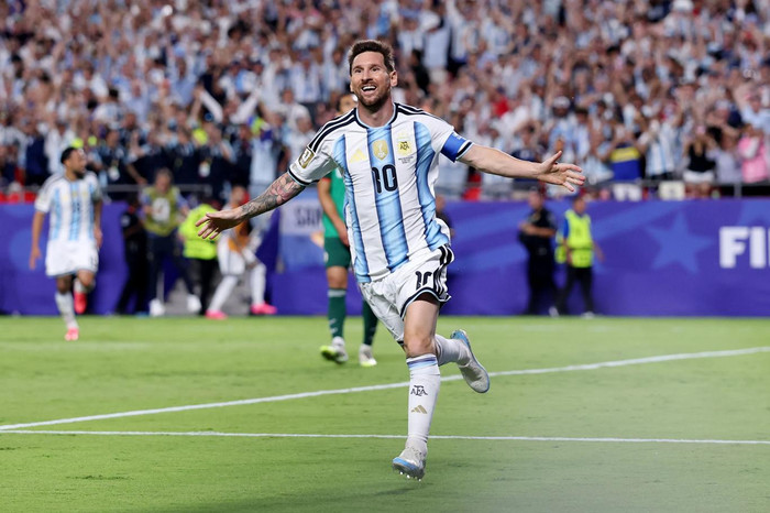 Lionel Messi tranh chiếc Chiếc giày vàng. Ảnh: FIFA