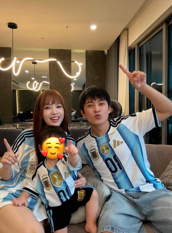 Gia đình Puka - Gin Tuấn Kiệt cổ vũ cho Argentina trong trận chung kết tối nay.