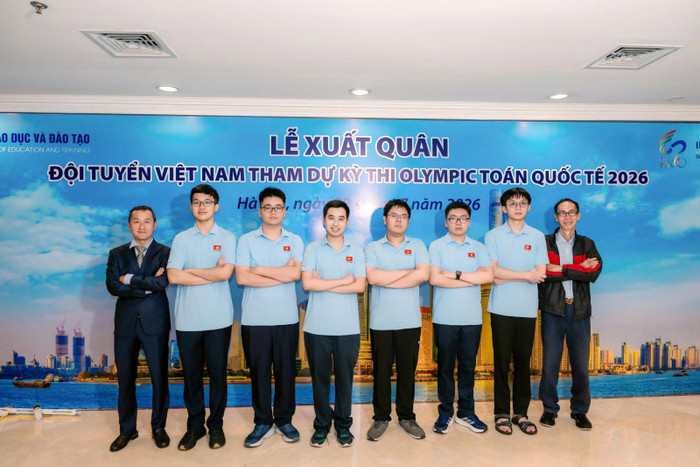 Đội tuyển quốc gia Việt Nam tham gia kỳ thi IMO 2026. Từ trái qua phải: Thầy Nguyễn Chu Gia Vượng, em Phạm Đăng Nguyên, em Hà Mạnh Hùng, em Nguyễn Lê Nhật Nam, em Nguyễn Đình Tùng, em Trần Đại Thành Danh, em Nguyễn Hoàng Phương, thầy Lê Bá Khánh Trình&nbsp;