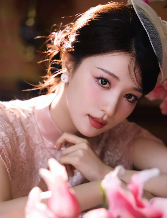 Đường nét gương mặt thanh tú cùng thần thái đài các của mỹ nhân sinh năm 1999 nhận được nhiều lời khen. Ảnh: Sohu