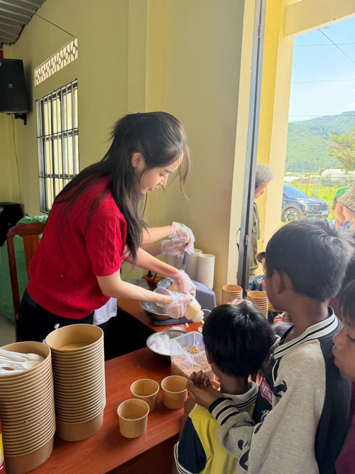 Người đẹp 24 tuổi tìm thấy hạnh phúc trong việc cho đi yêu thương.