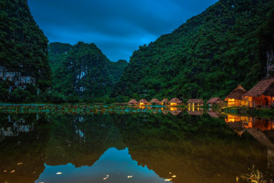 Những khu nghỉ dưỡng nằm giữa núi non về đêm.
