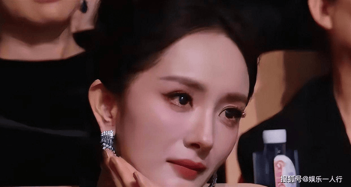 Biểu cảm 'sượng trân' của Dương Mịch lúc Dương Tử được xướng tên trong một giải thưởng đã thu hút sự chú ý từ phía khán giả. Ảnh: Sohu