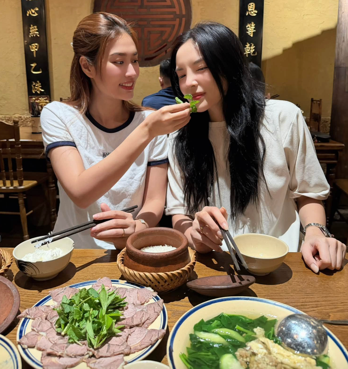 Thiên Ân chủ động chăm sóc chu đáo cho Kỳ Duyên trong thời gian đối phương đóng phim ở Bắc Ninh. Ảnh: FBNV