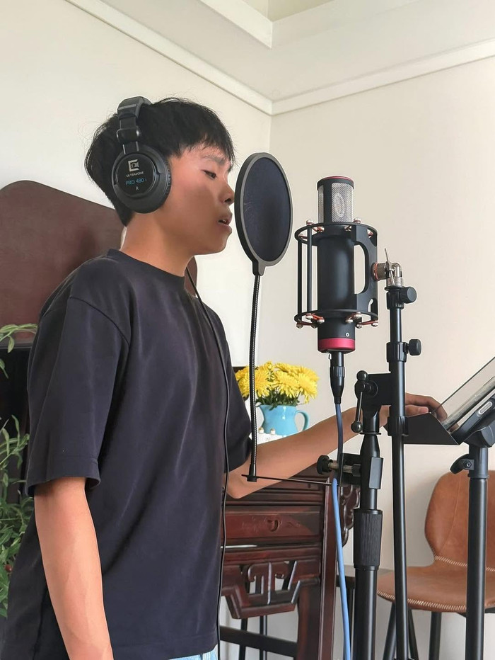 Hồ Văn Cường là nam ca sĩ trẻ được khán giả yêu mến khi theo đuổi dòng nhạc dân ca, bolero (Ảnh: Hồ Văn Cường Fanpage).