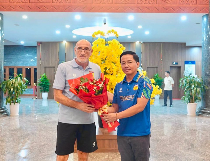 Giám đốc điều hành CLB HAGL, ông Nguyễn Tấn Anh tặng hoa cho HLV tuyển Lào. Ảnh: CLB HAGL