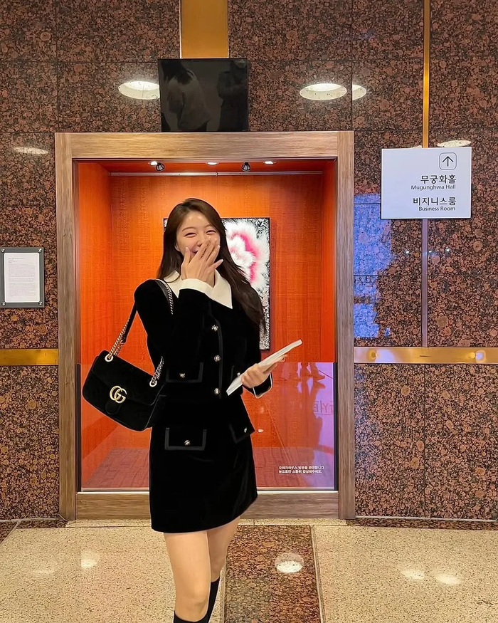Loạt ảnh của Jung Yoo Jin nhanh chóng thu hút sự chú ý trên mạng xã hội và nhận về nhiều bình luận tích cực từ người hâm mộ.