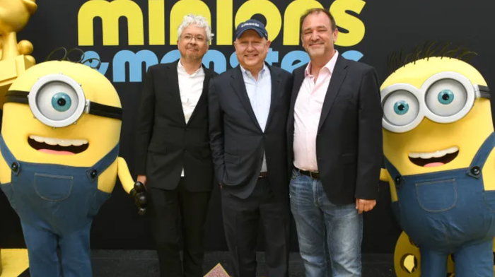Pierre Coffin, Chris Meledandri và Trey Parker, người lồng tiếng cho Goomi, tham dự buổi ra mắt phim Minions & Monsters tại Hollywood. Ảnh: Illumination And Universal Pictures