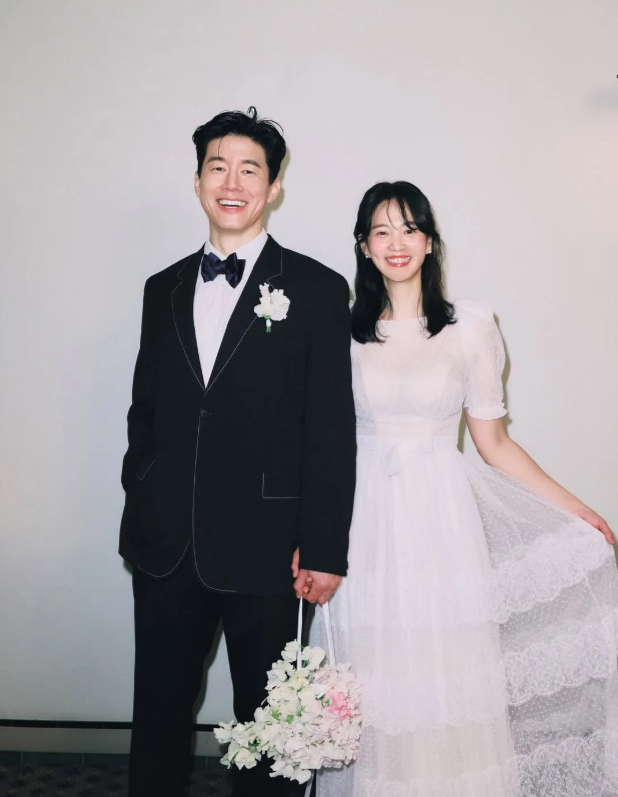 Kim Moo Yeol và Yoon Seung Ah kết hôn vào năm 2015 và hiện có một con trai. Ảnh: @doflwl