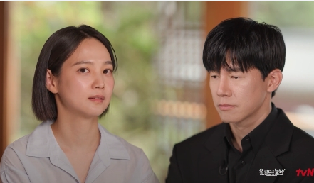 Yoon Seung Ah tiết lộ: 'Lần đầu tiên tôi thấy anh ấy khóc như vậy, anh cứ liên tục nói cảm ơn em'. Ảnh: You Quiz