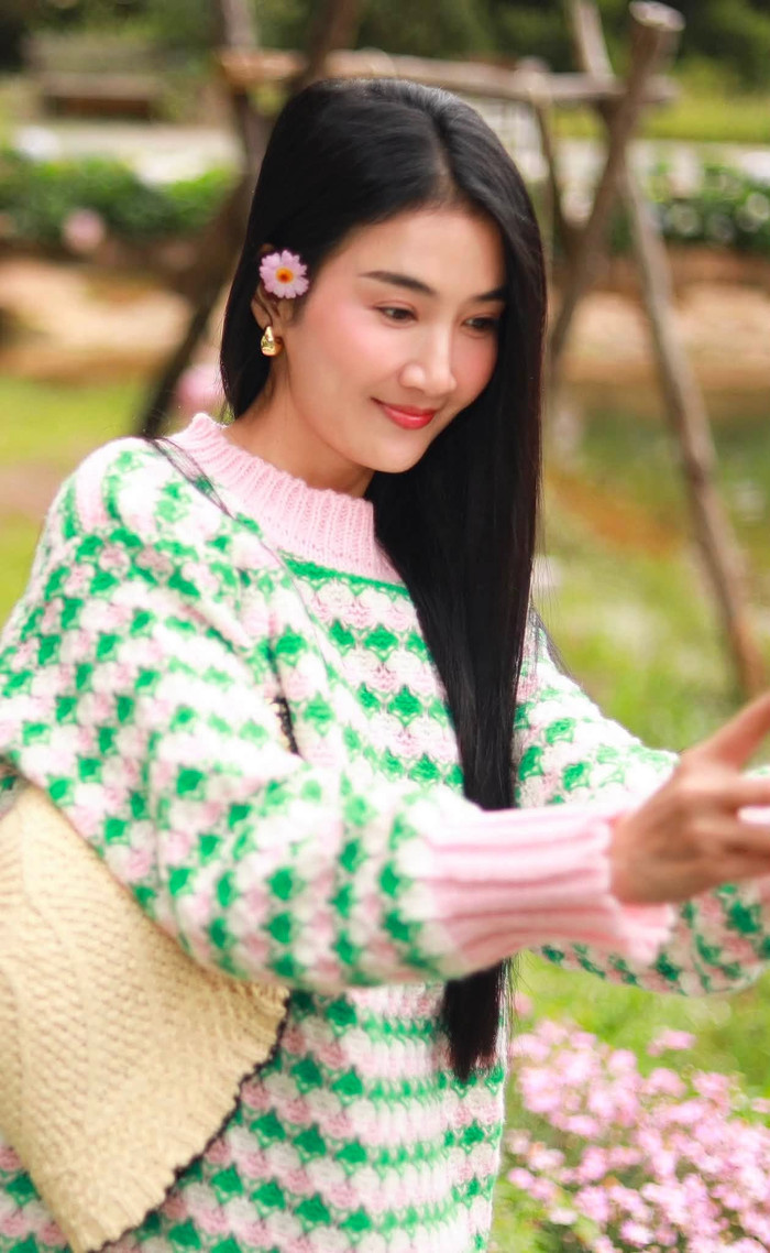 Quỳnh Lam ghi điểm với vẻ đẹp tự nhiên và thần thái dịu dàng giữa mùa hè. (Nguồn: FBNV)