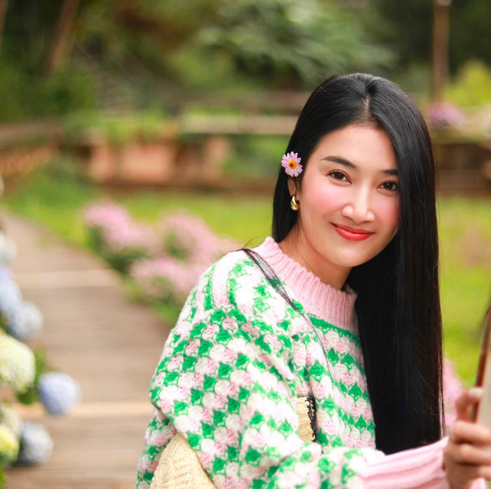 Quỳnh Lam khoe nhan sắc tươi tắn, rạng rỡ trong loạt ảnh đời thường. (Nguồn: FBNV)