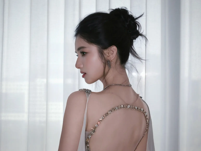 Trương Tịnh Nghi diện thiết kế đầm hở lưng trần đầy táo bạo, khoe khéo đường cong cơ thể mềm mại. Ảnh: Sohu