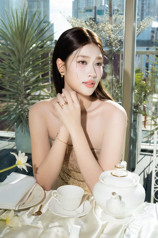 Hoa hậu Đoàn Thiên Ân khoe bờ vai thon cùng vóc dáng thanh mảnh trong thiết kế cúp ngực sang trọng. (Nguồn: FBNV)