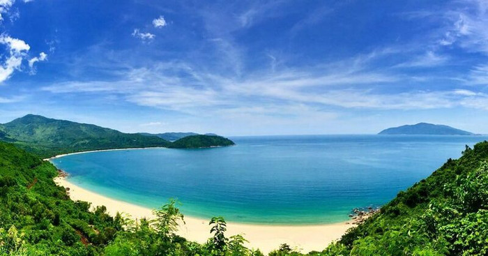 Làn nước trong xanh, bãi cát rộng ở làng Vân.