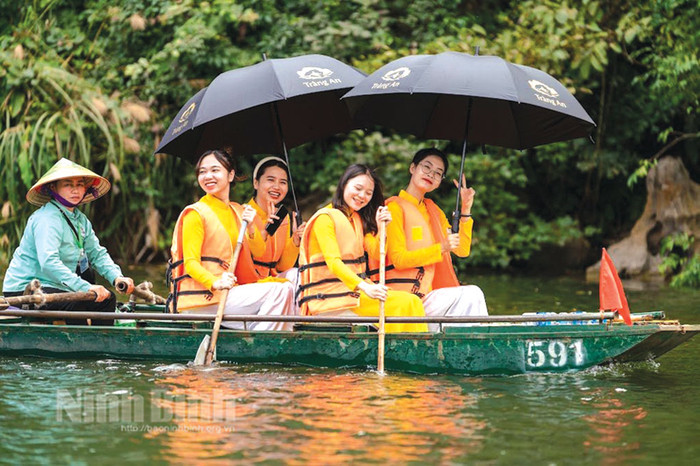 Phía sau mỗi chuyến đò là sự kiên nhẫn và trách nhiệm của những con người ngày ngày gắn bó với di sản. Ảnh: báo Ninh Bình