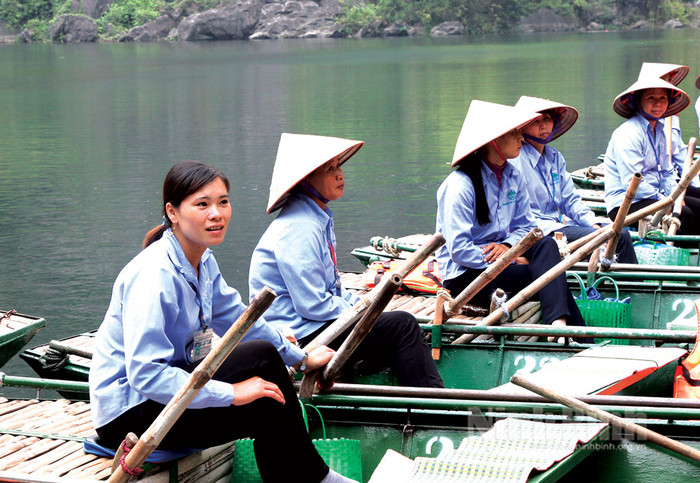 Những người chèo đò trên bến Tràng An. Ảnh/: báo Ninh Bình