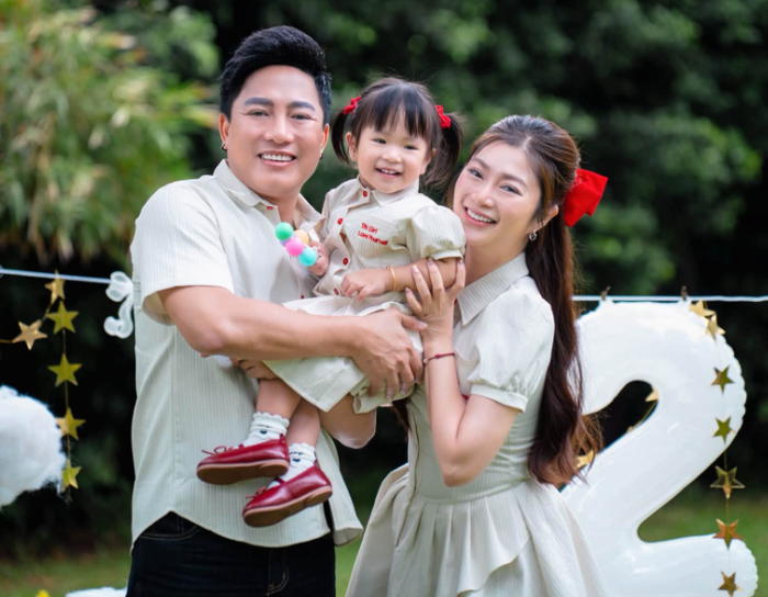 Gia đình Thanh Trúc và Châu Khải Phong trong bộ ảnh mừng sinh nhật 2 tuổi của con gái. Ảnh: FBNV