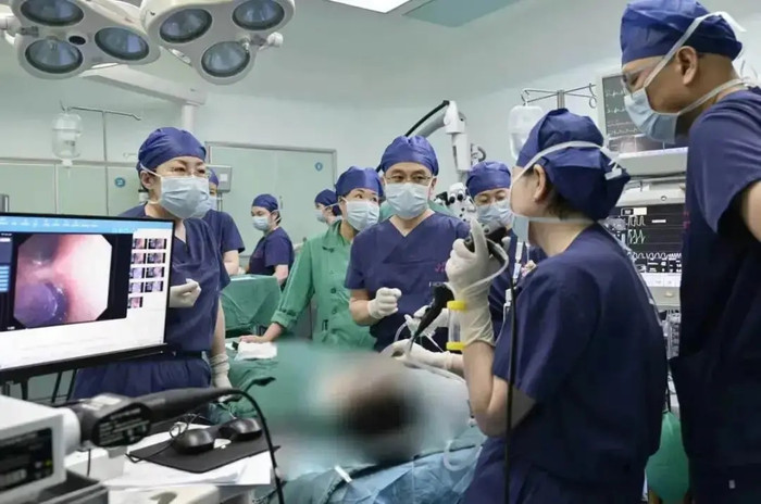 Bé gái 6 tuổi ho suốt 2 tháng, bác sĩ lấy ra thứ trong phổi gây bàng hoàng Ảnh 2