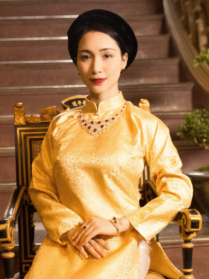 Hòa Minzy nhận nhiều lời khen ngợi với vai diễn Nam Phương Hoàng Hậu trong MV.