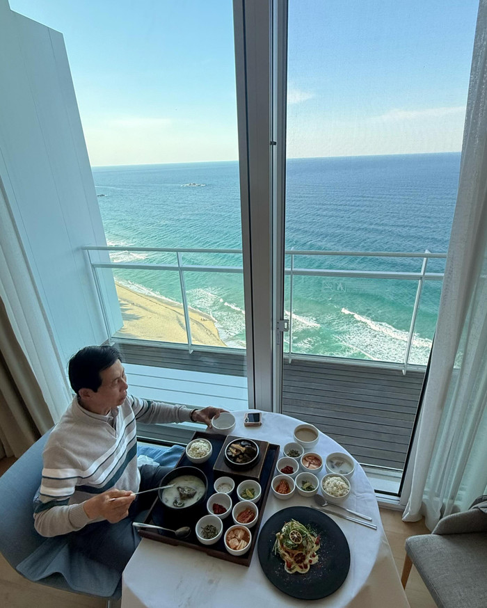 Khoảnh khắc Eun Jung cùng cha dùng bữa tại nhà hàng. (Nguồn: Instagram nhân vật)