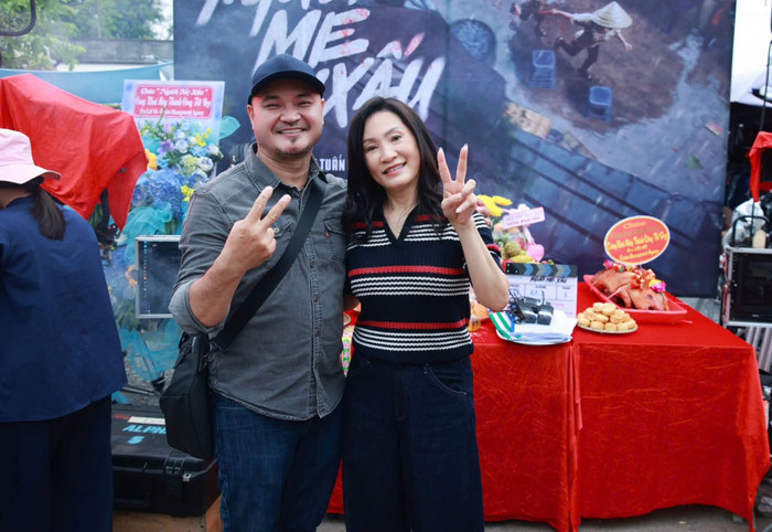 Nam đạo diễn trăm tỷ kiên nhẫn đợi Hồng Đào suốt 3 năm.