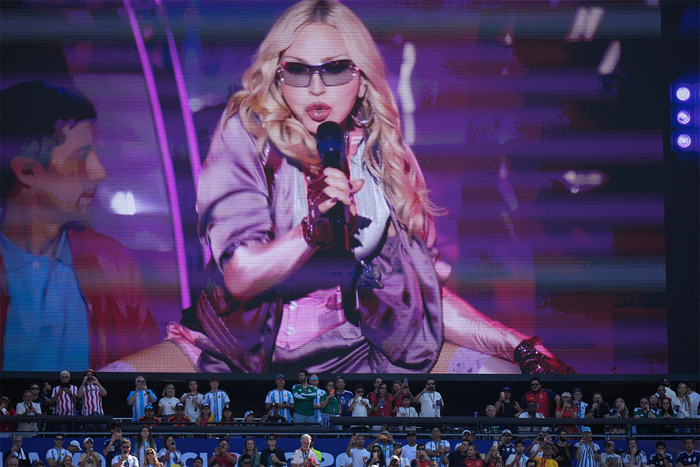 Madonna khiến khán giả bùng nổ khi trình diễn ca khúc đình đám Music phát hành năm 2000. (Ảnh: AP)